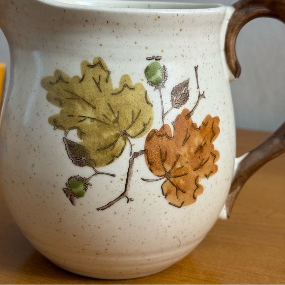 Metlox MCM 1950's Poppytrail
Woodland Gold Autumn Leaf 6" Tall - Picture 2 of 6